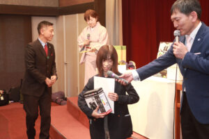 レボリューシュン賞